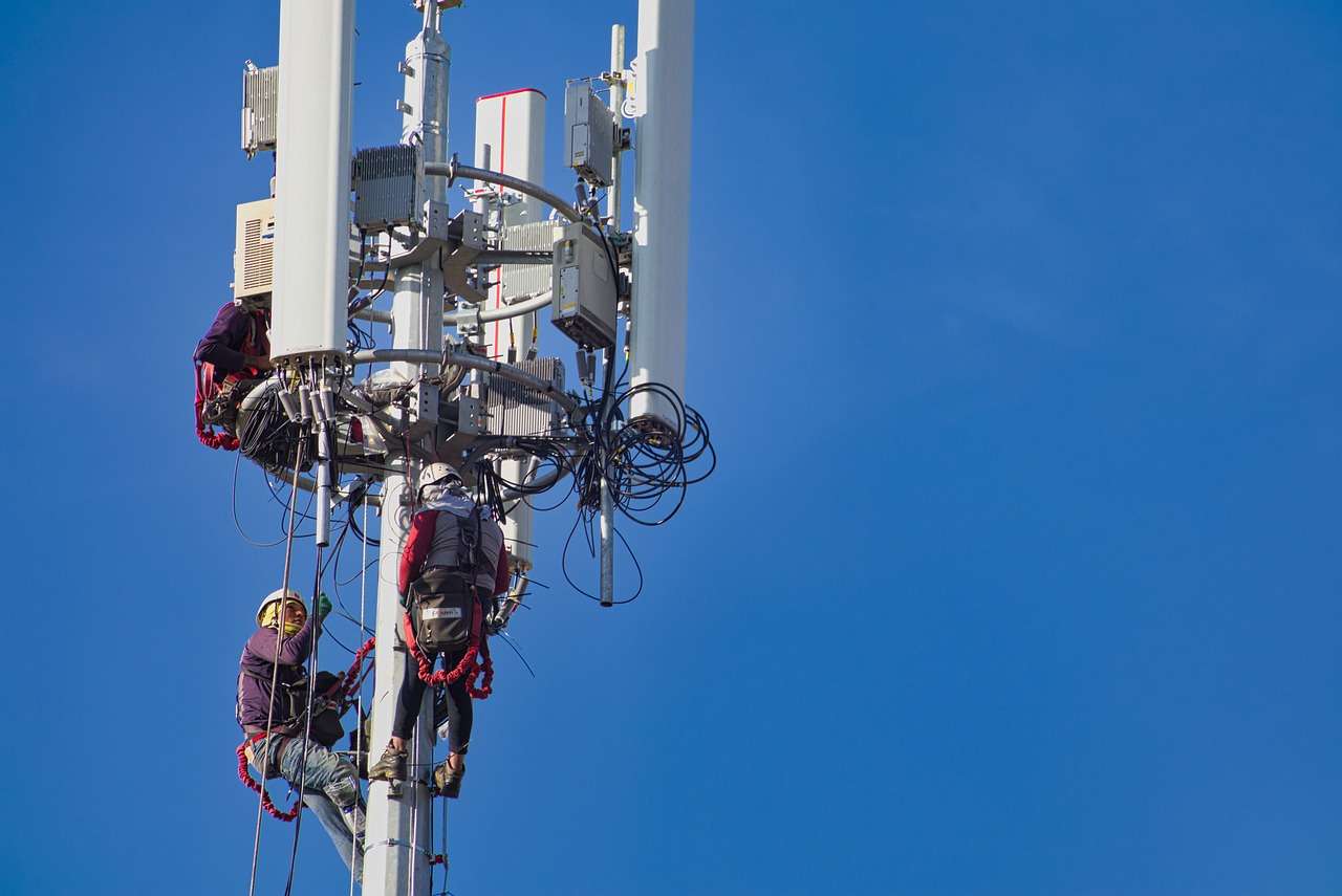 cellular tower, antenna, workers-6967531.jpg